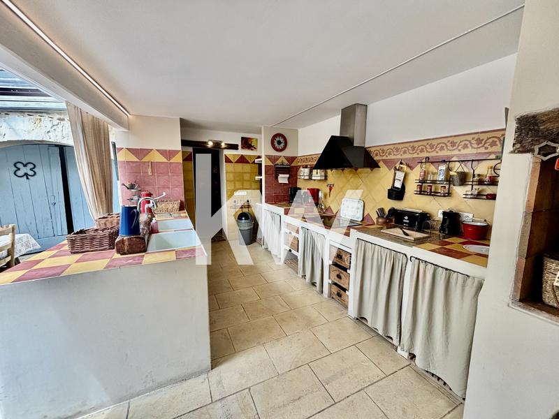 Maison - 300 m² - 11 pièces