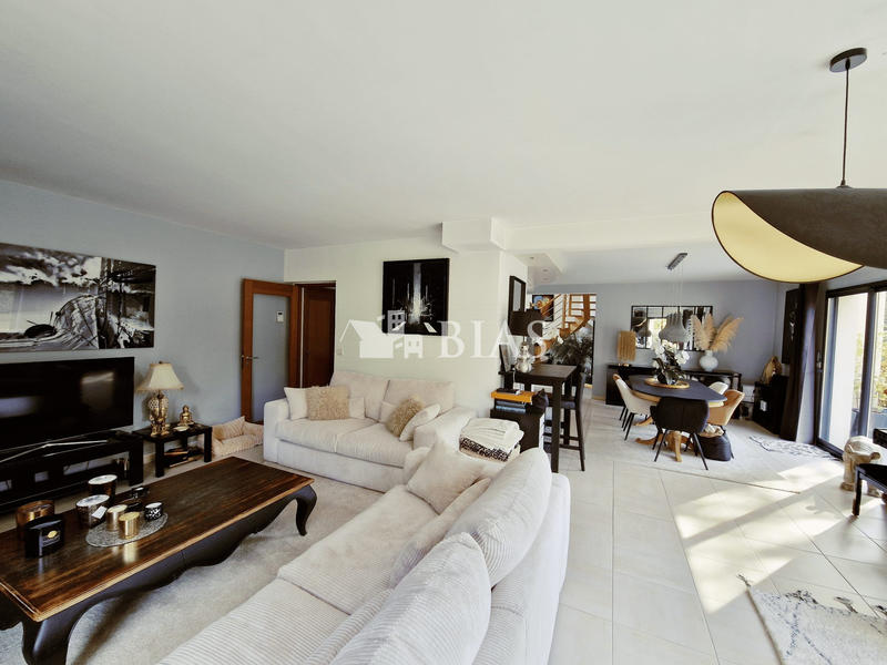 Maison contemporaine - 197 m² - 6 pièces