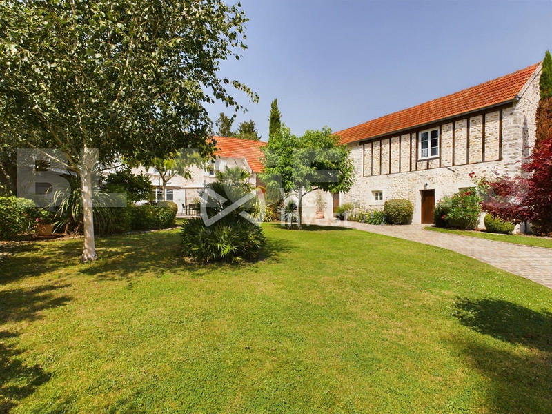 Maison - 294 m² - 9 pièces