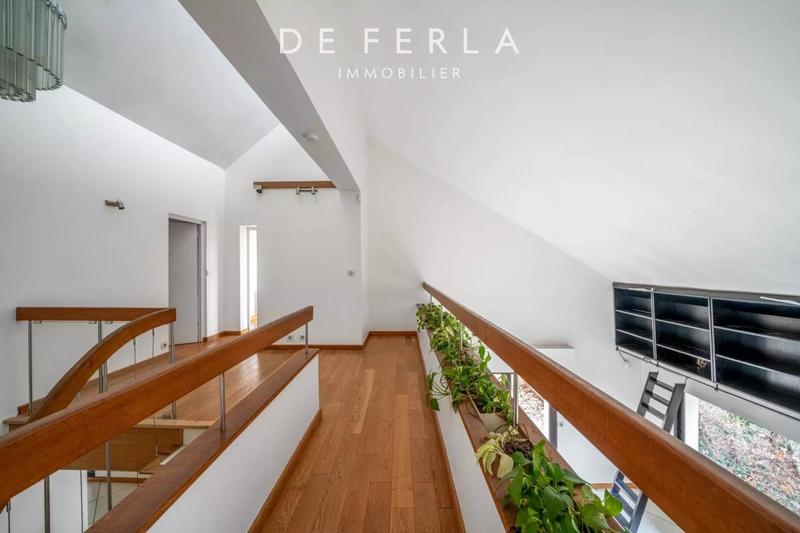 Maison - 240 m² - 7 pièces