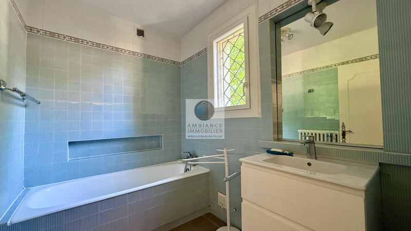 Maison - 230 m² - 9 pièces