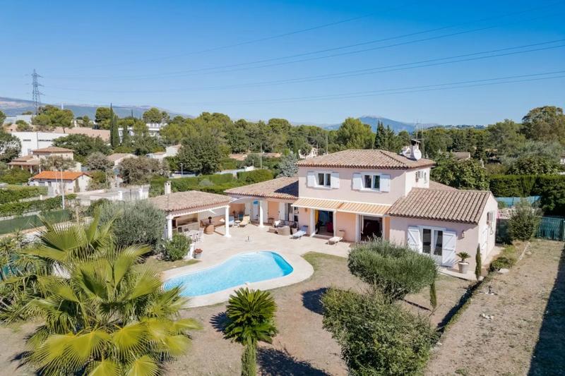 Villa - 256 m² - 8 pièces
