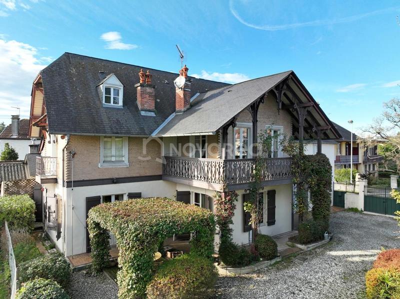 Maison - 265 m² - 10 pièces