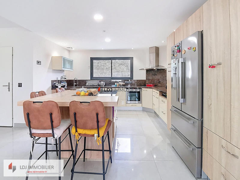 Maison - 260 m² - 6 pièces