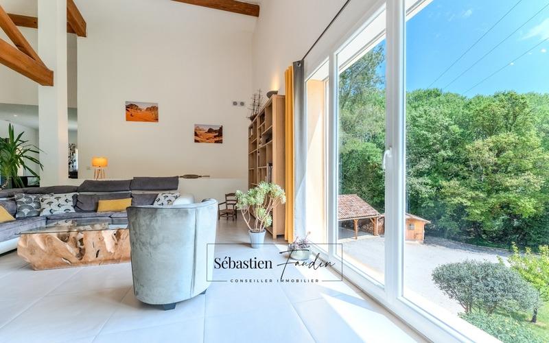 Maison - 320 m² - 11 pièces