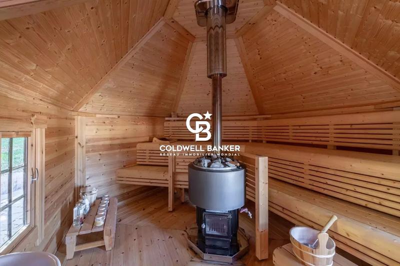 Maison - 280 m² - 10 pièces