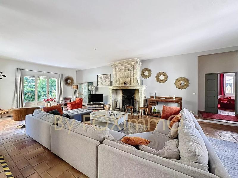 Propriété - 653 m² - 28 pièces