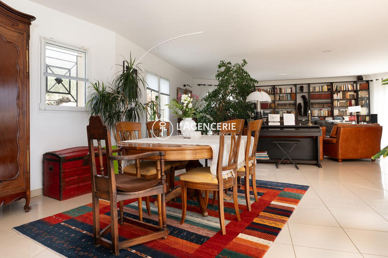 Maison - 325 m² - 10 pièces