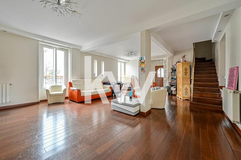 Maison - 230 m² - 8 pièces