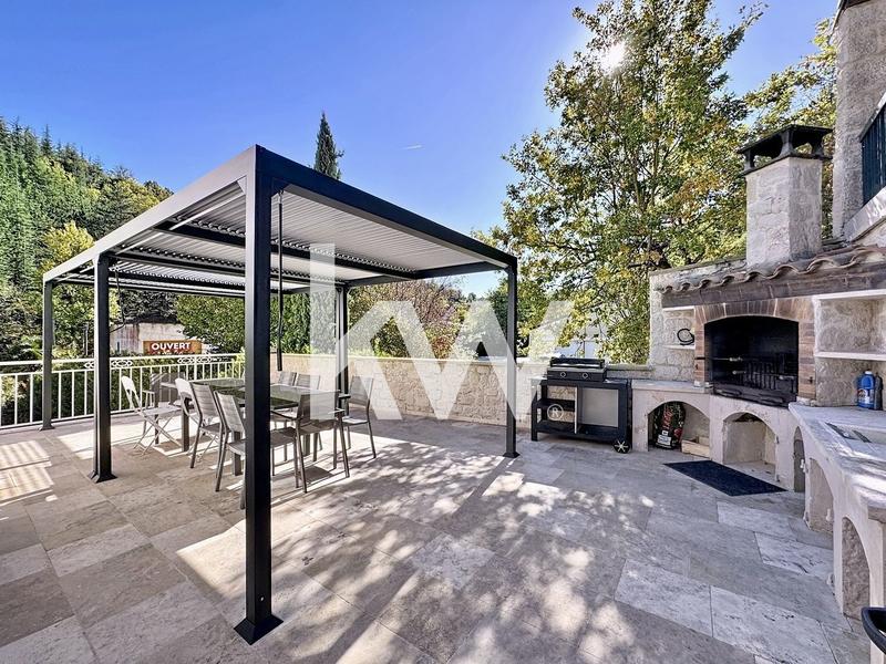 Maison - 245 m² - 8 pièces