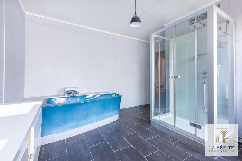 Maison - 240 m² - 8 pièces