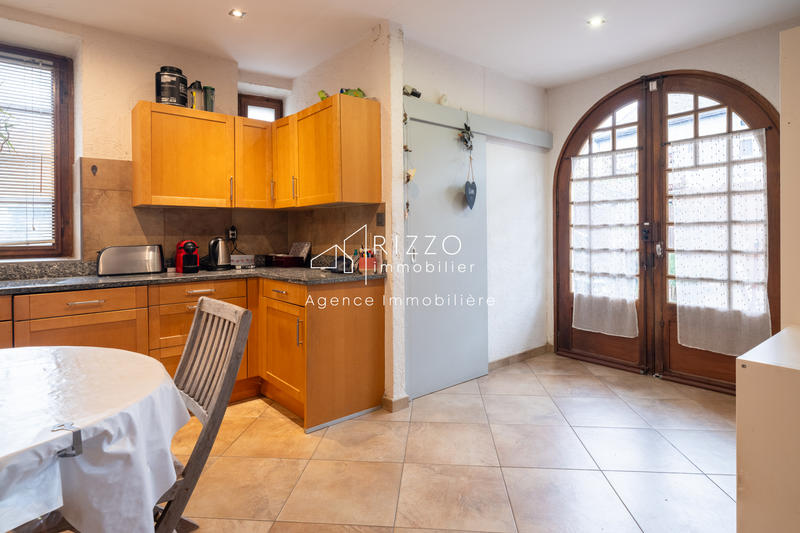 Maison - 260 m² - 9 pièces