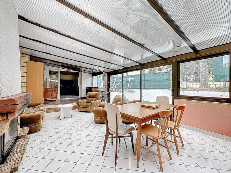 Maison - 230 m² - 10 pièces