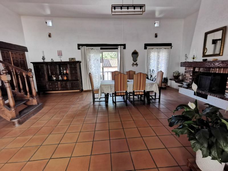 Maison - 225 m² - 8 pièces