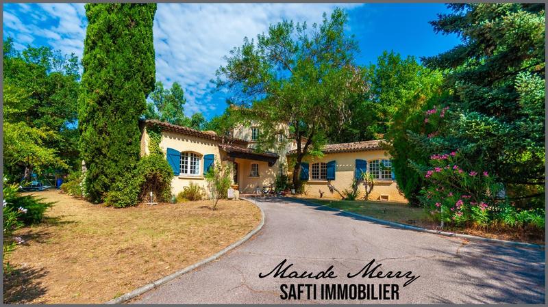 Maison - 212 m² - 7 pièces