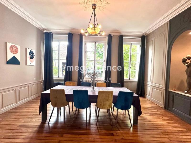 Maison - 285 m² - 8 pièces