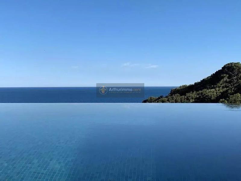 Maison - 202 m² - 7 pièces