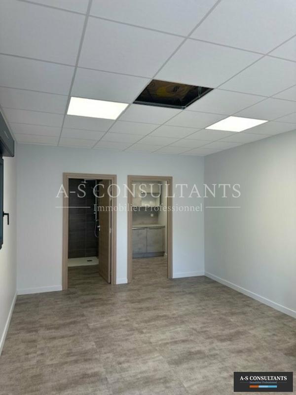 Local d'activité / Entrepôt - 240 m²