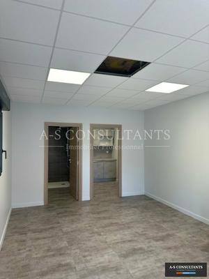 Local d'activité / Entrepôt - 240 m²