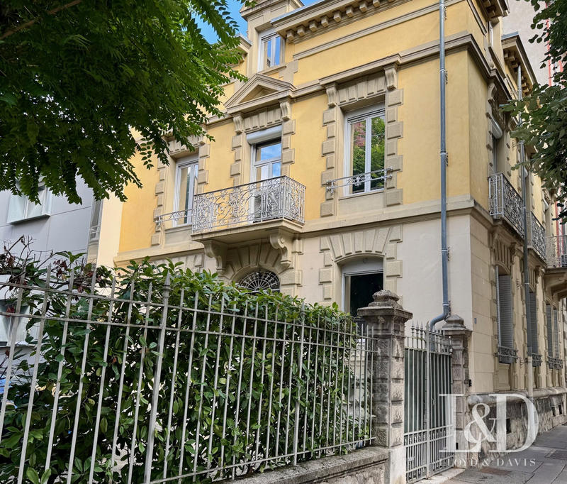 Maison - 321 m² - 10 pièces