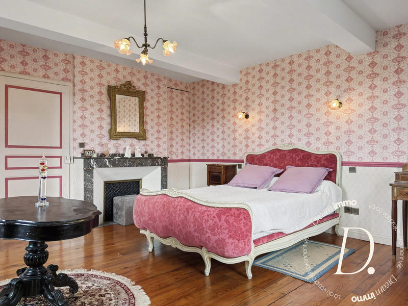 Maison - 300 m² - 9 pièces