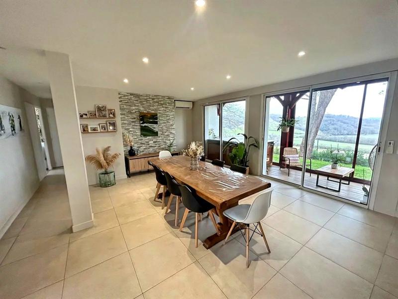 Maison - 215 m² - 6 pièces
