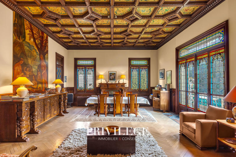 Propriété - 824 m² - 11 pièces