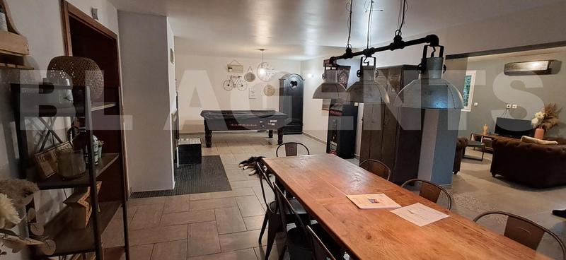 Maison - 239 m² - 10 pièces