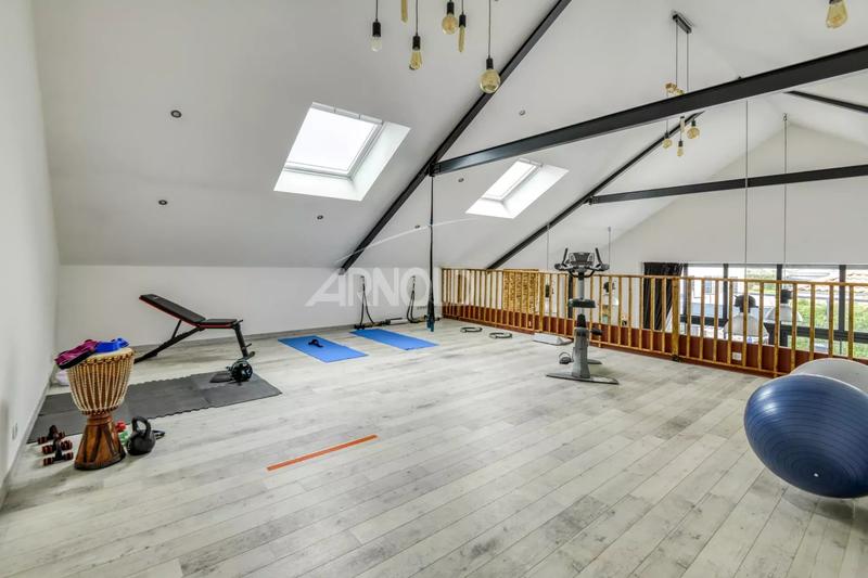 Maison - 220 m² - 9 pièces