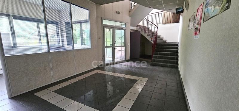 Local d'activité / Entrepôt - 1 600 m² - 22 pièces