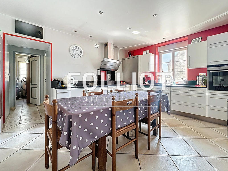 Maison - 302 m² - 16 pièces