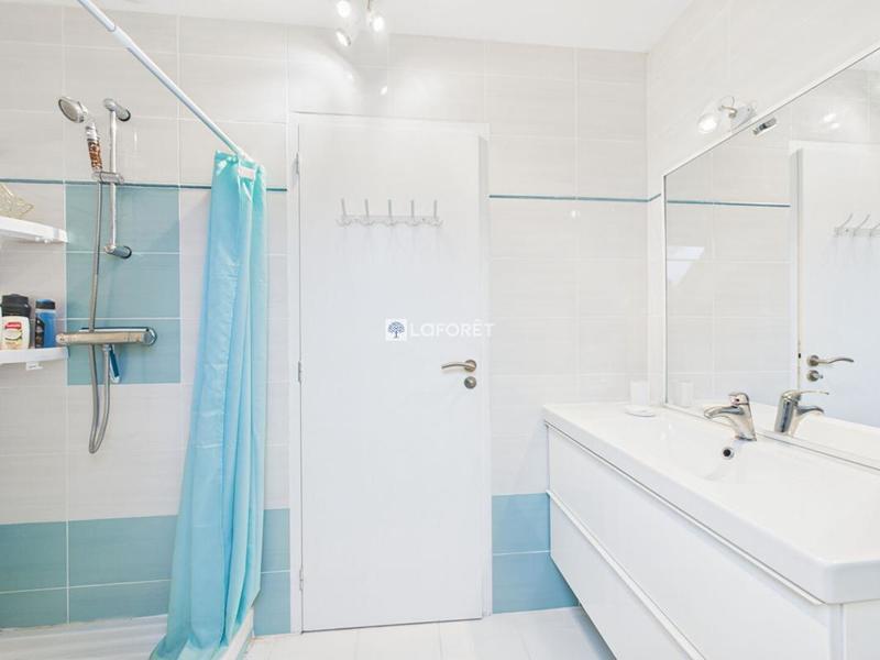 Propriété - 240 m² - 8 pièces