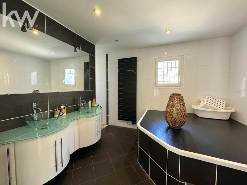 Maison - 201 m² - 7 pièces