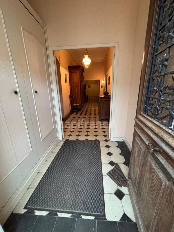 Maison - 930 m² - 23 pièces