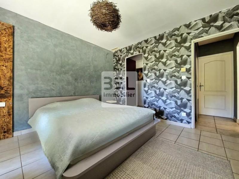 Maison - 220 m² - 8 pièces