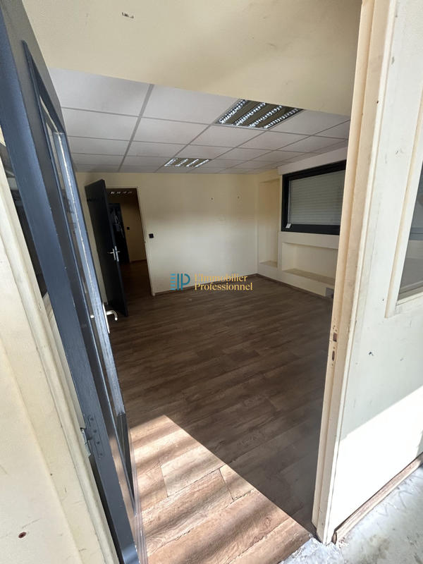 Local d'activités - 304 m²