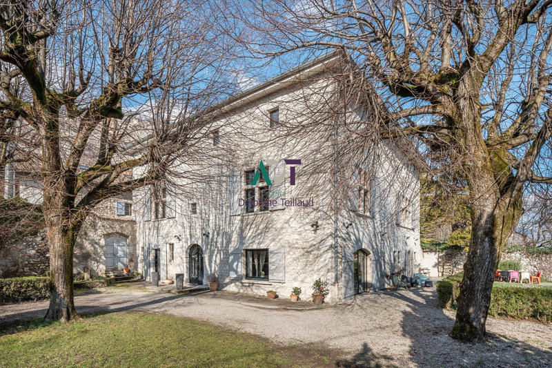 Maison - 465 m² - 9 pièces
