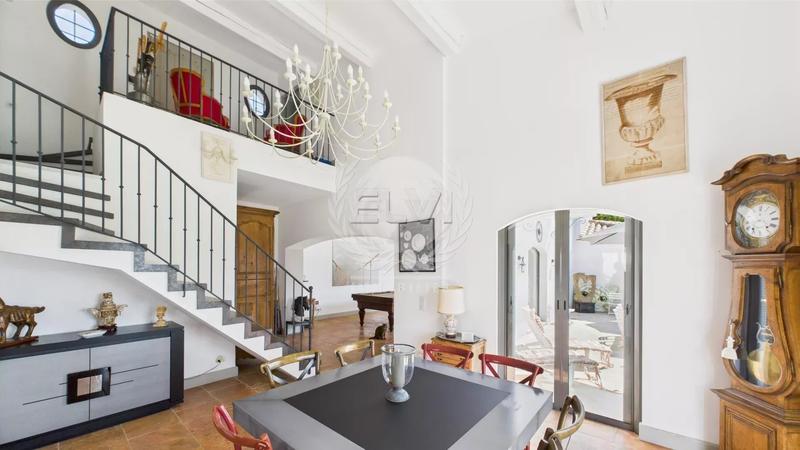 Maison - 250 m² - 8 pièces