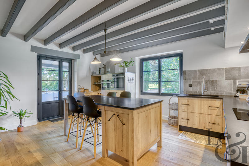 Maison - 250 m² - 13 pièces