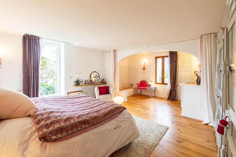 Maison - 296 m² - 9 pièces