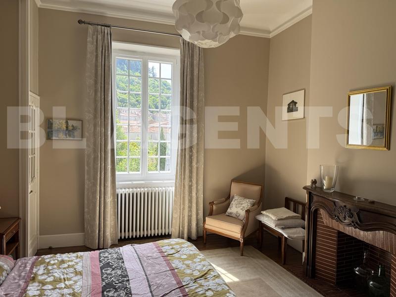 Demeure - 268 m² - 9 pièces