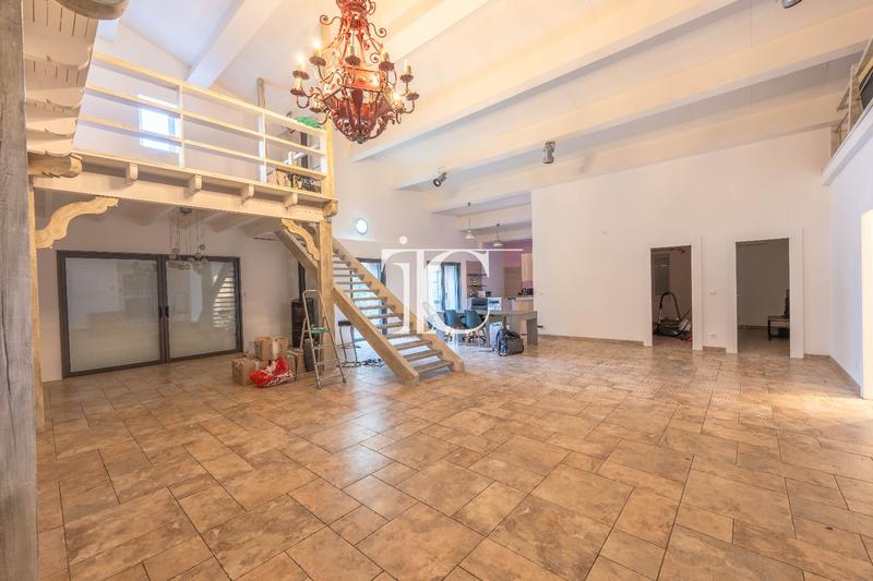 Maison - 241 m² - 8 pièces