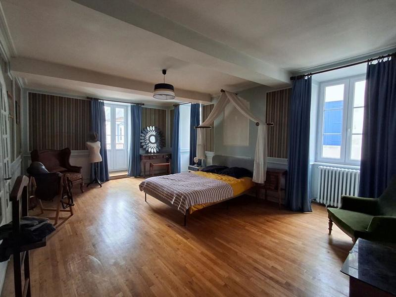 Maison - 280 m² - 10 pièces