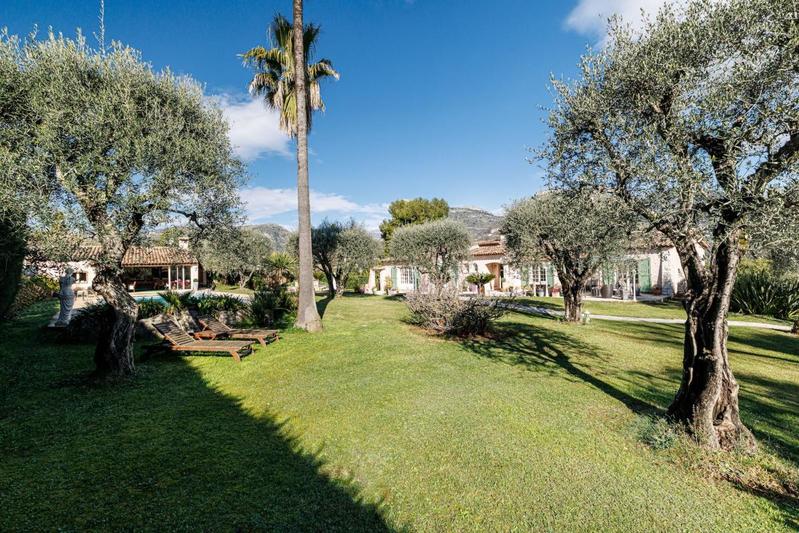 Propriété - 300 m² - 7 pièces