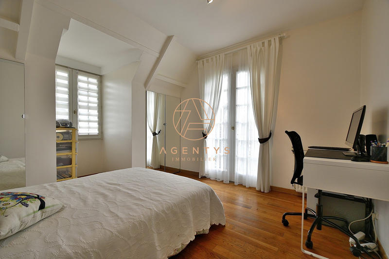 Maison - 200 m² - 8 pièces