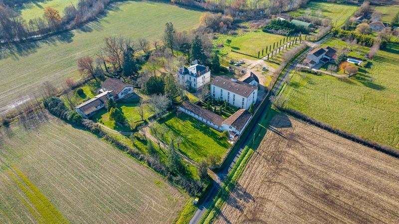 Maison - 3 512 m² - 48 pièces