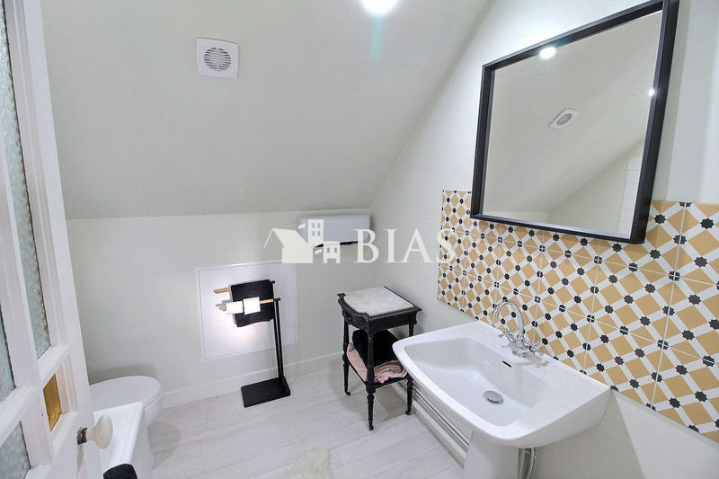 Maison - 250 m² - 10 pièces