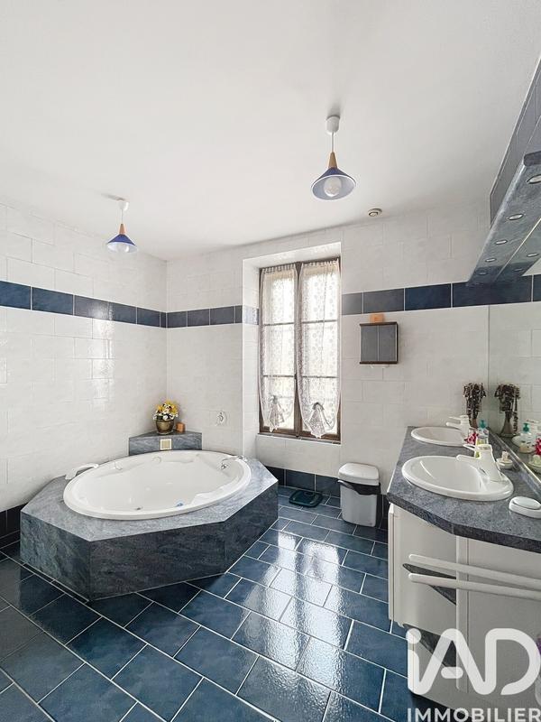 Maison - 235 m² - 7 pièces