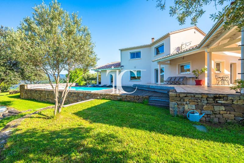 Maison - 260 m² - 6 pièces