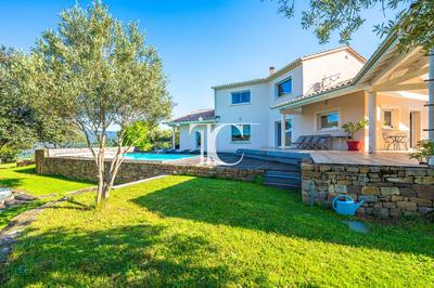 Maison - 260 m² - 6 pièces